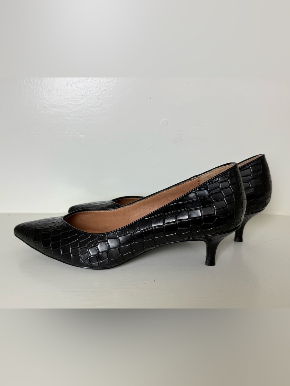 Vionic Josie kitten heel pumps in a black crocodile-embossed leather finish - Picture 2 of 7